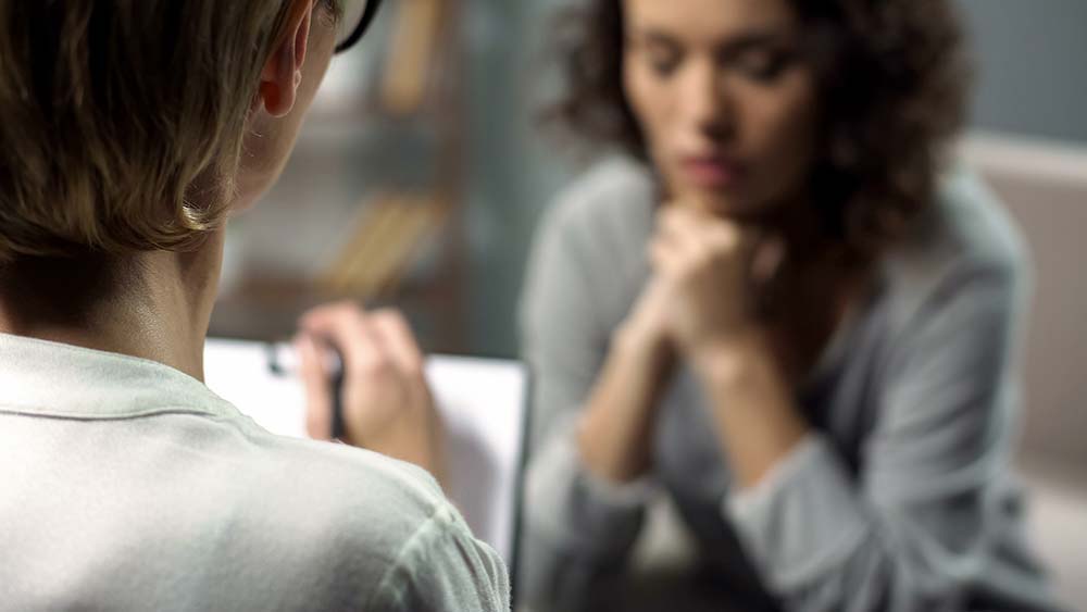 a woman seeing a therapist for cocaine addiction